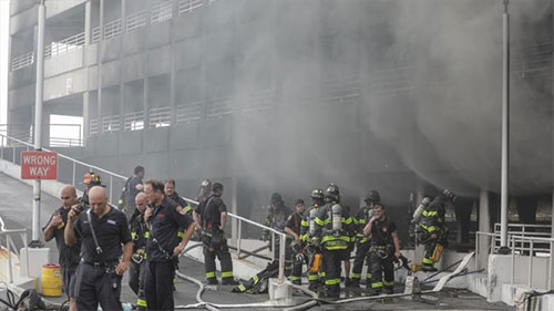 Enorme incendio en centro comercial de Nueva York